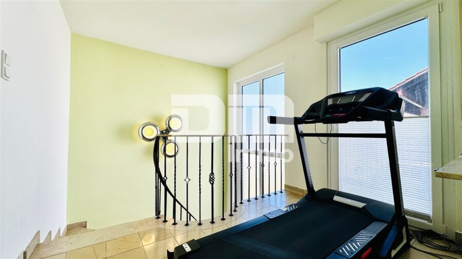 Zeitlose Eleganz trifft Moderne: Modernisiertes Einfamilienhaus mit großem Garten und Garage - OG Flur / Diele / Zugang Balkon